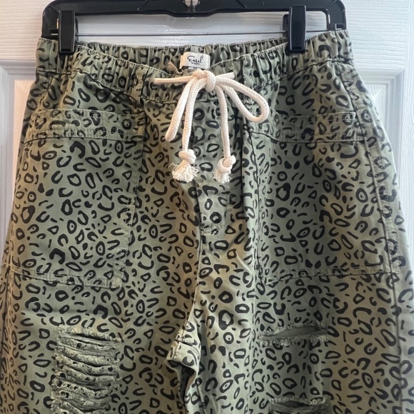 New Easel Cheetah Print Distressed Utility Cargo Pants Relaxed Fit Size Medium - Picture 5 of 14